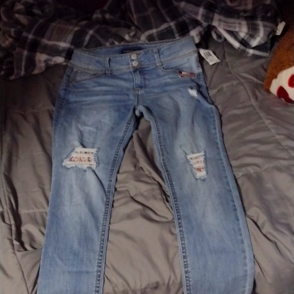 Knee ripped flower jeans ( scrunchie jeans)